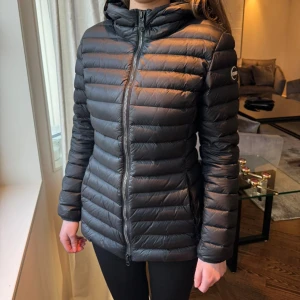 Colmar jacka - Svart Colmar jacka som är lite längre och i storlek 38. Den är i mycket bra skick. 