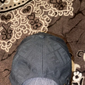 Fendi keps  - Säljer nu min Fendi keps och har knappt använt den är i bra kvalitet och är ett jätte fint plagg inför sommaren.