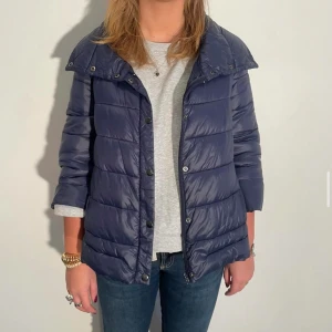 trekvartsärmad dunjacka - Sjukt fin till våren!! Jag har bara alldeles för många jackor 😅 Storlek 40, men skulle säga att den snarare är en s/m! Köpte den för 480 kr från recoat uf🙌🏼