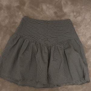 Jättesöt kjol från other stories! Perfekt till sommaren, den är i jättebra skick😇