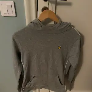 En fin lyle&scott tröja som säljes då jag växt ur den och därför inte använder den. Hör av er vid frågor så löses det. Pris kan även diskuteras vid snabb affär. Mvh//Joel