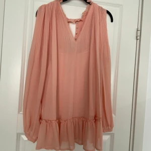 Snygg Blus - Snygg blus från River island i storlek UK 12 (passar storlek M) i peach färg med en linne i samma färg som sitter under. Använd endast 1 gång.