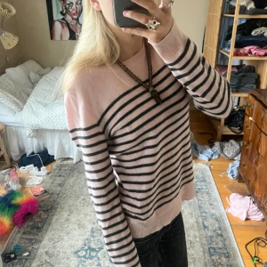 Kashmir tröja  - Kashmir tröja som jag köpt i New York🩷🖤Storlek M, skulle säga S/M! 100% Kashmir 