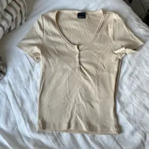 Ribbad beige/gul topp från Gina Tricot. Fint skick!💛