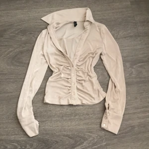 Skimmer skjorta  - Jättefin festlig skjorta som jag köpte på New Yorkers. Den ser helt ny ut och är har bra kvalitet. Denna skjorta får midjan att se extra smal ut. I storlek XS, men kan även användas som S