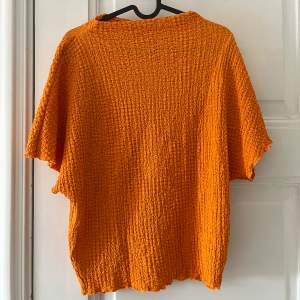 Orange T-shirt topp från Zara, använd ca 2 gånger!