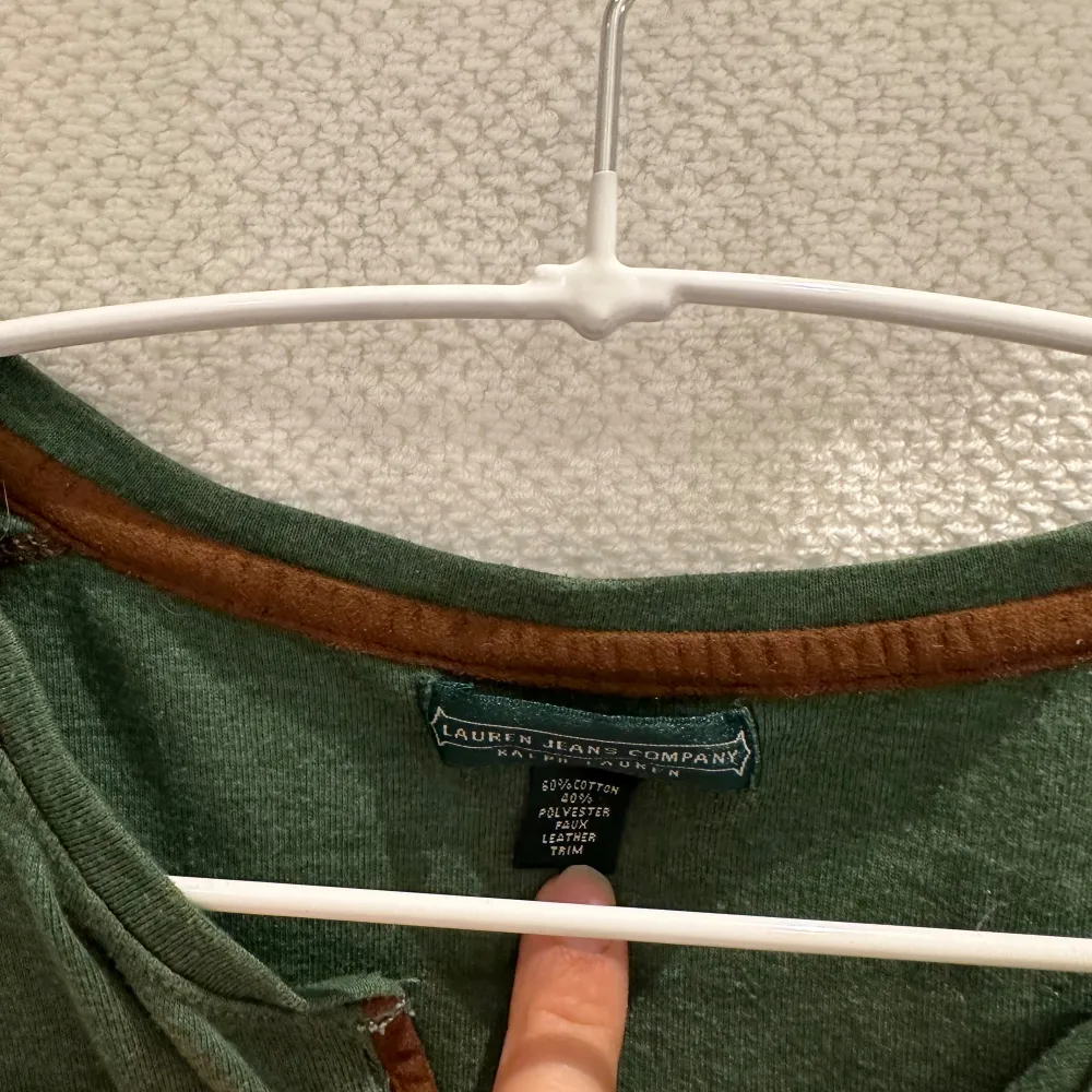 Polo Ralph Lauren tröja med uppvikbara ärmar. Grön med bruna detaljer. . Tröjor & Koftor.