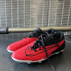 Nike phantom gx fotbollskor - Säljer ett par fotbollsskor för 300kr köptes för 450kr men kunde inte returnera skorna då de inte passade mig de är helt oanvända och tänkte att de inte behöver samla damm här hemma.  Mvh!