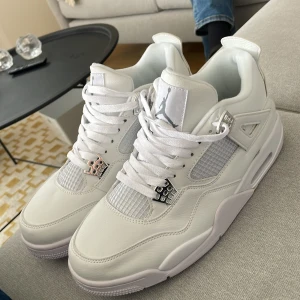 Jordan 4 pure money  - Storlek 45 helt nya har bara suttit i mitt rum i ett par månader och vill bara få bort dom/ diskutera pris 