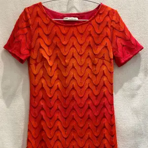 Fin klänning i lite ovanlig färg. Orange som skiftar till rosa.  2 lager.  Från M&S. 
