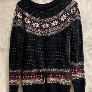 Stickad tröja från H&M - Stickad tröja. Välanvänd i ok skick.  Strl 170, använd som Small. 