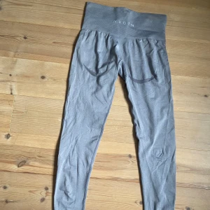 Nvtgn contour seamless leggings  - I färgen grey, stl S, använda mycket, har ett litet hål mellan benen som jag sytt igen, noppriga på vissa ställen
