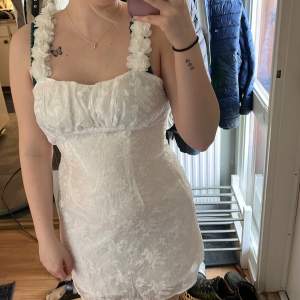 Fin vit klänning perfekt till sommaren eller till någon skolavslutning/student. Fint skick och aldrig använd säljs då jag behövde köpa en större storlek.
