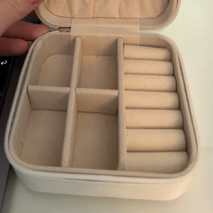 Resesmyckesskrin - Oanvänt, vit utanpå och rosa inuti!