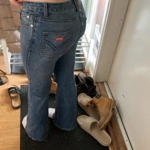 Low waist jeans - Lågmidjade botcut jeans, as snygga och önskar att jag kunde behålla men tyvärr har dom blivit för små för mig, har sytt upp dom lite grann så dom är i perfekt längd till någon som är 160/162 ungefär. Storleken är som 34