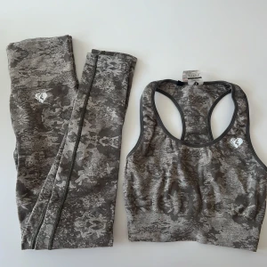 Women’s Best träningstights  - Använda en gång. Supermjuka och sköna seamless träningstights i färgen Camo beige/grön storlek S + tillhörande top storlek M . 