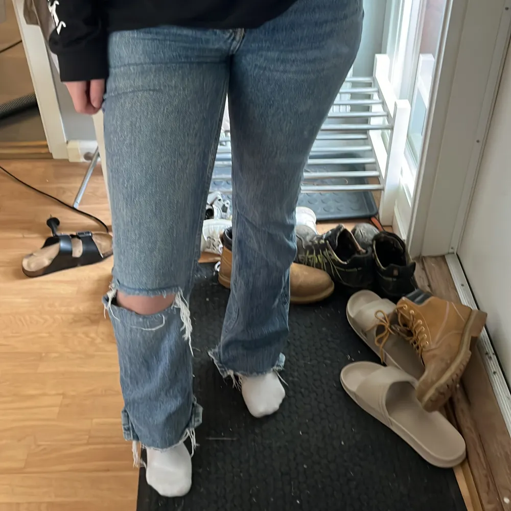 Fina jeans med hål på ena knät och slits nertill, väldigt fina trots använda ganska mycket. Säljer då dom är alldeles för små för mig. Har sytt upp lite grann så passar i längden för någon som är 160/162. Jeans & Byxor.