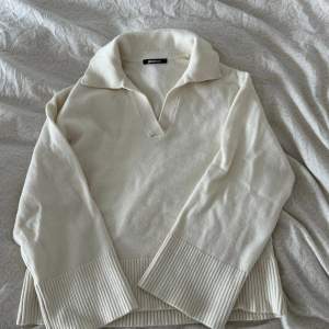 Vit stickad tröja i storlek S, passar även xs/m!! Köpt för 400 säljer för 200+ frakt. Köpt i höstas, använd fåtalgånger. Slutsåld på hemsidan! Mycket bra skick 💕💕
