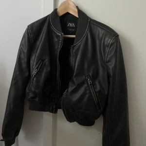 Zara bomber läderjacka - Så fin bomberjacka i storlek xs, materialet är inte äkta läder och modellen är något croppad. Passar perfekt nu till vår och även sommarkvällar. 