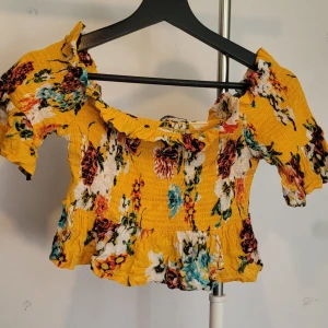 off the shoulder tröja  - kortare blommig off the shoulder top. liten sömn som gått upp på baksidan men inget som tänks på