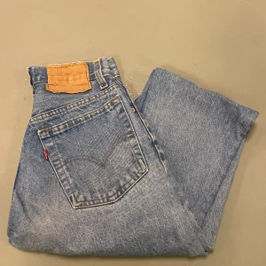 Levis jeans - Levis jeans från beyond retro! Mom jeans. Sitter skit snyggt på rumpan! Storlek står ej men dom sitter perfekt på mig som är 157.