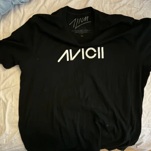 Avicii tröja - Fint skick, köpt för några år sedan från hans hemsida. Stl XL, köparen betalar frakt!