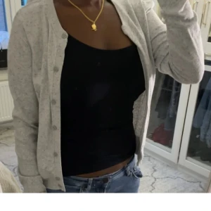 Grå kofta - Snygg grå kofta som knappt är använd. Skriv om du har eventuella frågor❣️