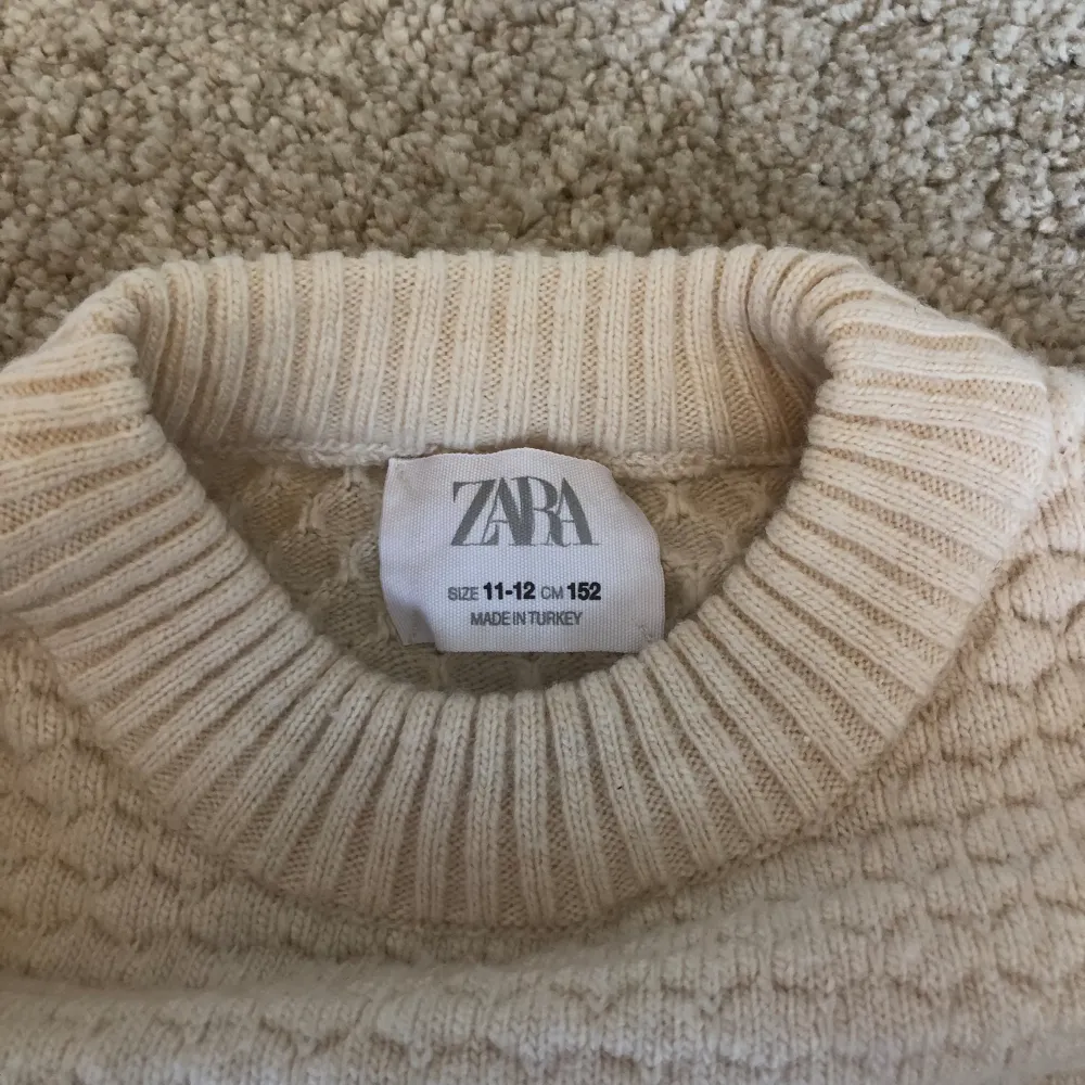 Jätte fin stickad krämvit tröja från Zara i stolek 152, tröjan har kommit till användning men inga defekter förkommer☺️. Tröjor & Koftor.