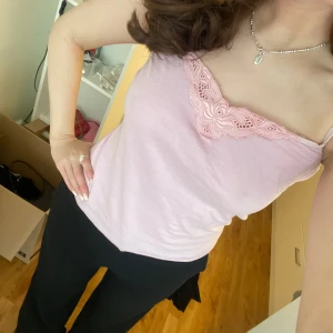 Topp - Jätte söt topp med spets detaljer, lite mer rosa än vad de syns på bilderna💘