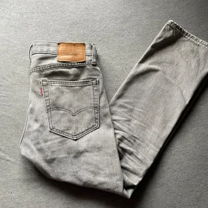 Levis 551  - Ett par snygga ljusgråa Levis 551 i storlek 31/32. Dem är i perfekt skick och inga defekter. Hör av dig vid minsta fundering och pris kan diskuteras vid snabb affär. 