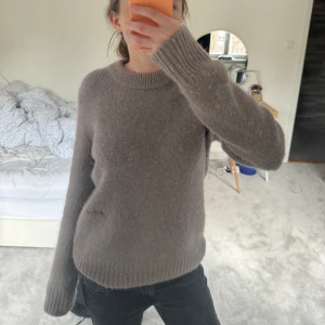 Tröja alpacka ganni - Så fin och skön tröja från ganni i alpacka mix. Så snygg färg och fin detalj med ganni broderat på tröjan. Nyskick, pris kan diskuteras. Nypris är 2400 kr