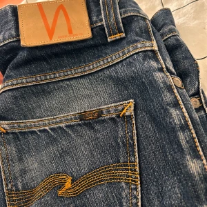 Nudie Jeans i bra skick säljs på grund av för långa  - Super snygga mörk blåa nudie jeans köpta för 1600kr          lite slitage vid låren men som inte syns då jag fixat det :)