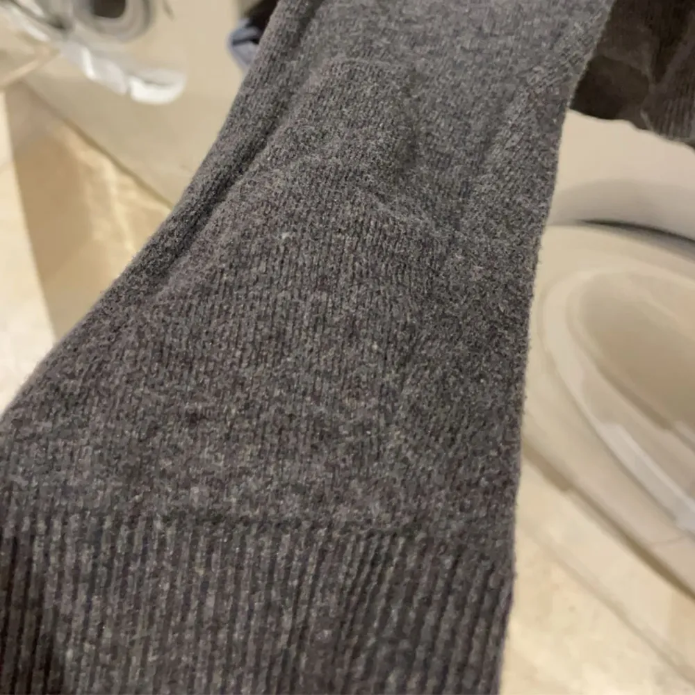 Merinoull halfzip för bra pris. Använt Max 3 gånger och är som ny. Nypris runt 600. Hör av dig för mer frågor!. Neuletakit & Villapaidat.