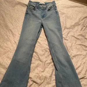 Ljusblåa bootcut jeans från jdy, Wadsten 26 o petite och knappt använda