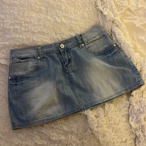 Jeanskjol  - Lowwaist jeanskjol, vintage! Midjemått 39 kjolens längd 30 