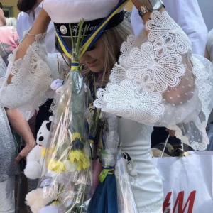 Vit klänning - Jätte fin klänning som var tänkt som student klänning, finns inte att köpa längre då den är köpt 2019 och endast är använd en gång 🫶