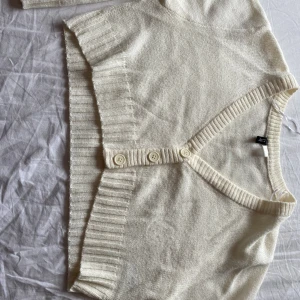 Kroppad kofta - Oversized kropps kofta med knappar. Sitter jätte fint och är sällan använd. Sitter lite tightare längre ner om stängd