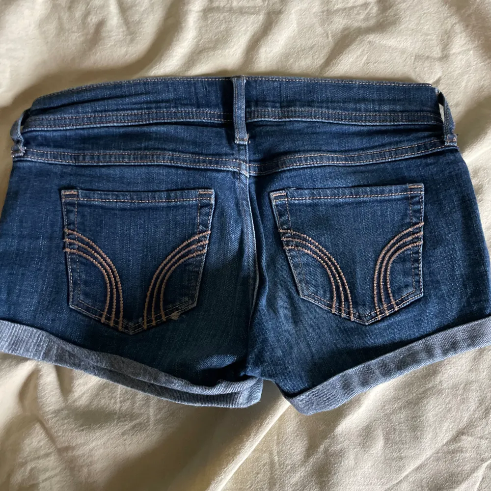 Jettefintskick på dessa lågmidjade jeansshortsen från Hollister i storlek 24💓. Shorts.