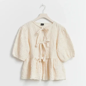 Blus - GINATRICOT  - Säljer denna supersöta blus från Gina. Endast använt en gång!!! Har kvar kvittot men inte lappen därav kan jag inte lämna tillbaka. Storlek S, nypris 330kr, säljer för 289kr. Helt ny i skicket. 💘