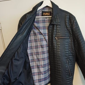 Äkta skinn jacka  - Underbart mtrl Köpt i Turkiet  Det står xxl, men den är som xl, jag är 1.83cm  Ny pris 5.000kr. Jackan är som ny  Svårt med färg, den går mer i grå/blå 