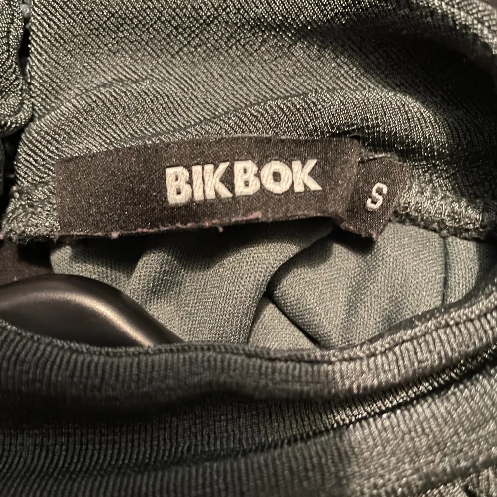 En grönskimrande jumpsuit från Bik Bok i storlek S.   - bara använd några få gånger -fungerande dragkedja i sidan - öppen rygg  - stretchigt material - halvpolo . Klänningar.