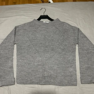 Grå tröja  - Den är en jätte mysig tröja som passar med allt. Den är ganska ny och är i storlek S.