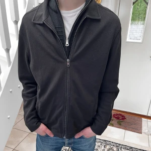 Hm Cardigan - Svart H&m Cardigan! Nästintill helt ny. Nästan inget täcken på användning. Passformen är riktigt schysst och tröjan har en flashig hel silver zip👕 Kom gärna dm för fler frågor!👋🏼 Pris går diskutera😁