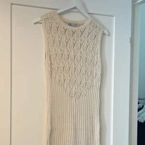 Klänning stickad  - I jättefint skick oanvänd 