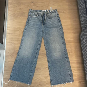 Jeans  - Utsvänga jeans i ljus tvätt 