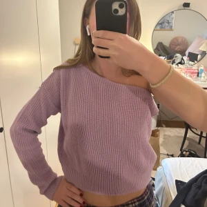 Snygg tröja  - Tröja med en arm i en lila färg 