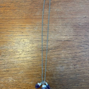 Super fint halsband  - Super fint halsband med fina stenar på! Väldigt bra skick använt ett fåtal gånger. Super gulligt att ha till skolan eller bara att ha på sig. Säljer för att jag inte använder det längre. ❤️❤️