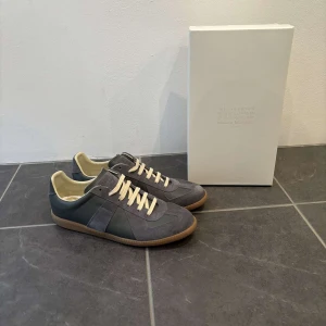 Maison Margiela skor - Säljer nu dessa snygga och trendiga Maison Margiela skor. Helt oanvända. Nypris runt 6000. Hör av dig vid några frågor 