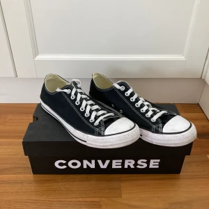 Converse Chuck Taylor sneakers - Converse Chuck Taylor låga sneakers för unisex. Skick: Väldigt bra. Storlek: 42,5. Färg: Svart/vit. Obs, dessa Converse är extra breda. Meddela gärna mig för mer info & bilder.