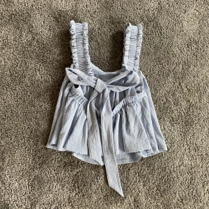 Sommar topp - Jättegullig topp från hm. Passar perfekt till sommaren💕
